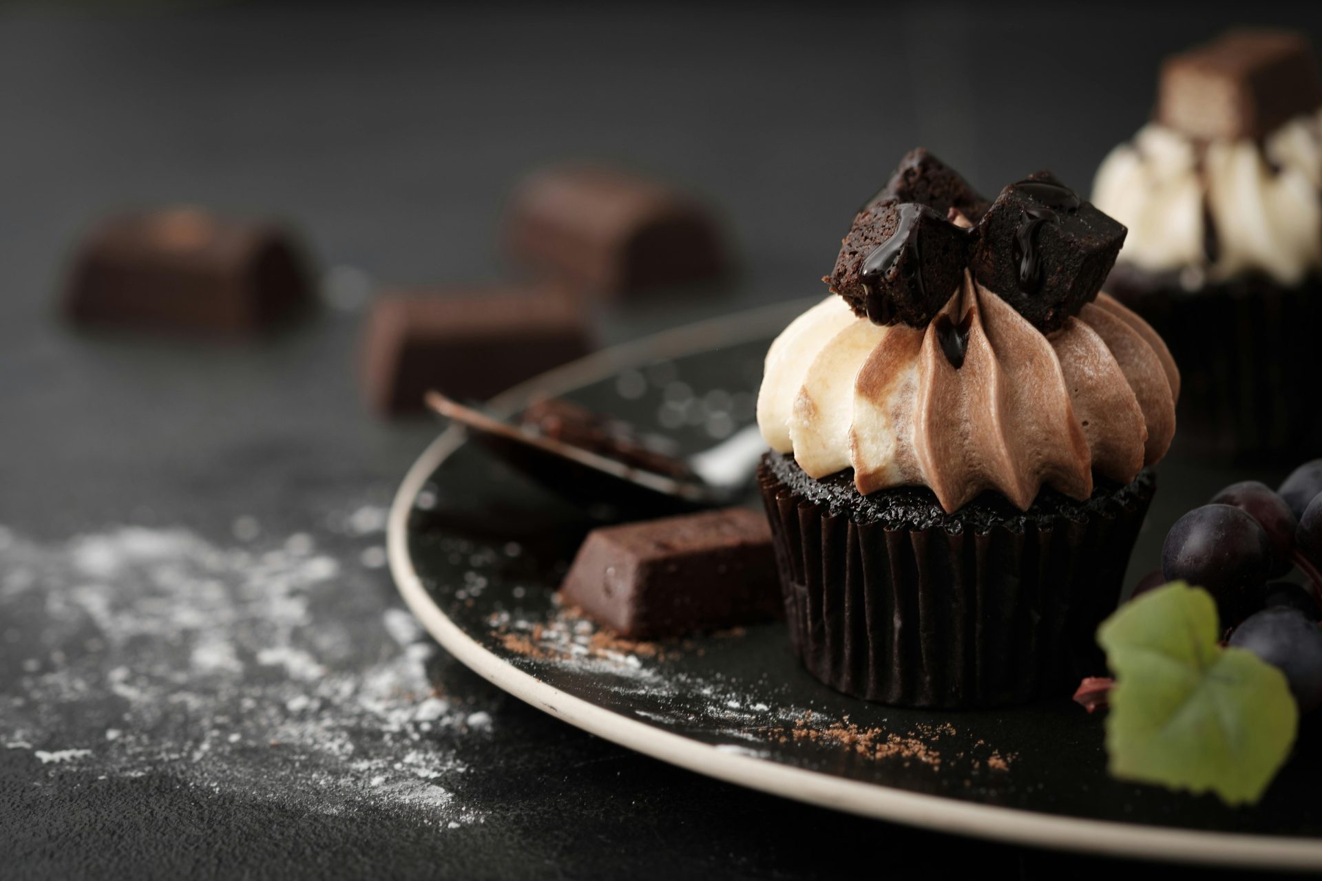 Un cupcake au chocolat décadent, garni de crème onctueuse et de pépites de chocolat, parfait pour se faire plaisir.