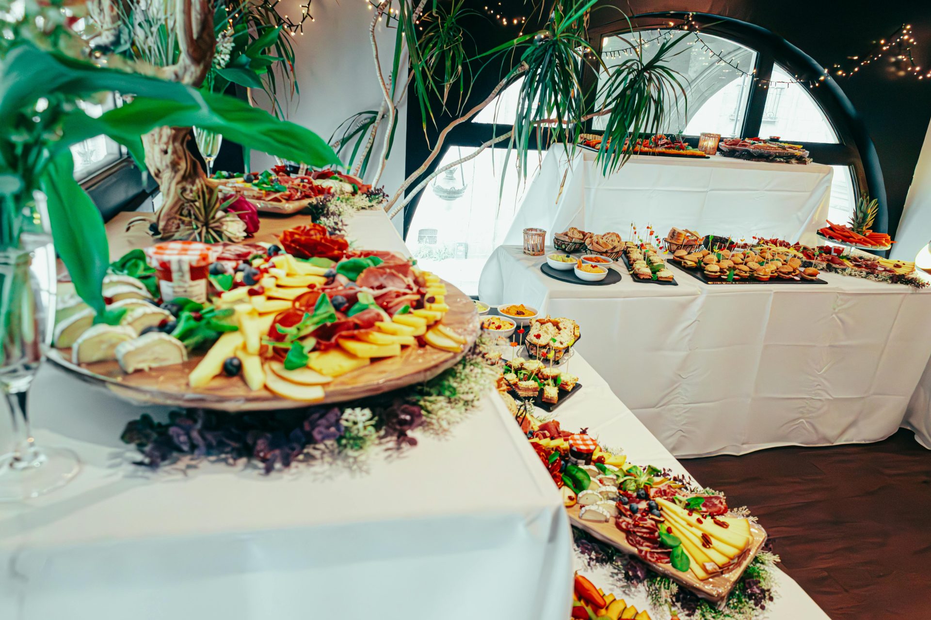 Élégant buffet d'intérieur proposant un assortiment d'amuse-bouches gourmands et des plantes fraîches.